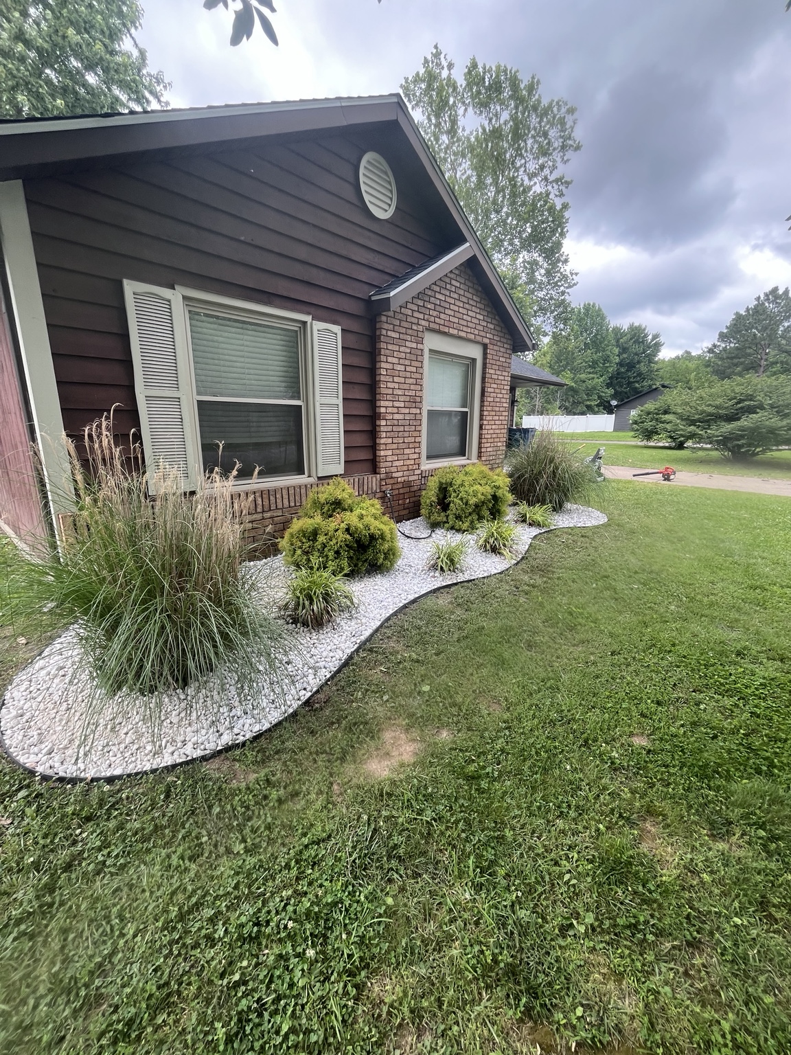 McGee's Landscaping white rock landscape bed